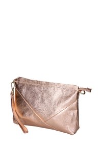 Borsa clutch metallica rosa oro con finitura testurizzata, caratterizzata da un design triangolare, chiusura con zip e tracolla staccabile.
