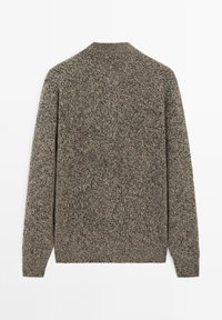 Strickpullover in Erdtönen, mit einem strukturierten Muster, langen Ärmeln und einem hohen Kragen. Weicher, mittelschwerer Stoff.