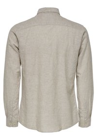 Camicia in lino beige a maniche lunghe vista da dietro con polsini abbottonati e colletto classico.