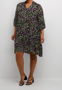 Schwarzes Blumenkleid mit lebendigen lila und grünen Mustern, V-Ausschnitt und Dreiviertelärmeln, aus leichtem, fließendem Stoff.