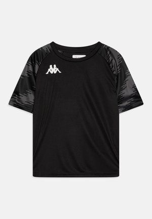 Schwarzes kurzärmliges Sportshirt mit glatter Textur, das kontrastierende Ärmel im schwarzen Camouflage-Muster und ein weißes Logo auf der Brust hat.