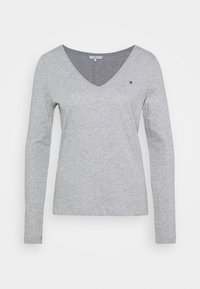 Grijze langemouwen T-shirt met een V-hals ontwerp, gemaakt van zachte katoenen stof, met een klein logo-accent op de linkerkant van de borst.