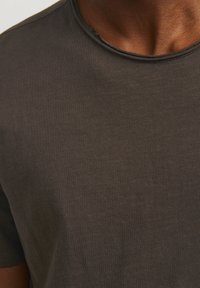 Dunkelgraues Baumwoll-T-Shirt mit rundem Ausschnitt und weicher Textur, subtilem Stitching und lässiger Passform.