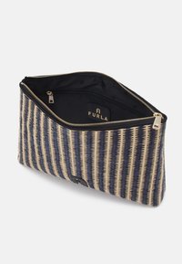 Pochette rectangulaire avec motif tissé beige et marine, fermeture éclair dorée, intérieur noir et écusson du logo Furla à l'intérieur de la poche.
