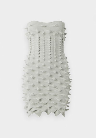 Vestido ajustado sin tirantes hecho de una tela texturizada de color gris claro con un patrón geométrico y con picos en todo su diseño. Borde superior liso.