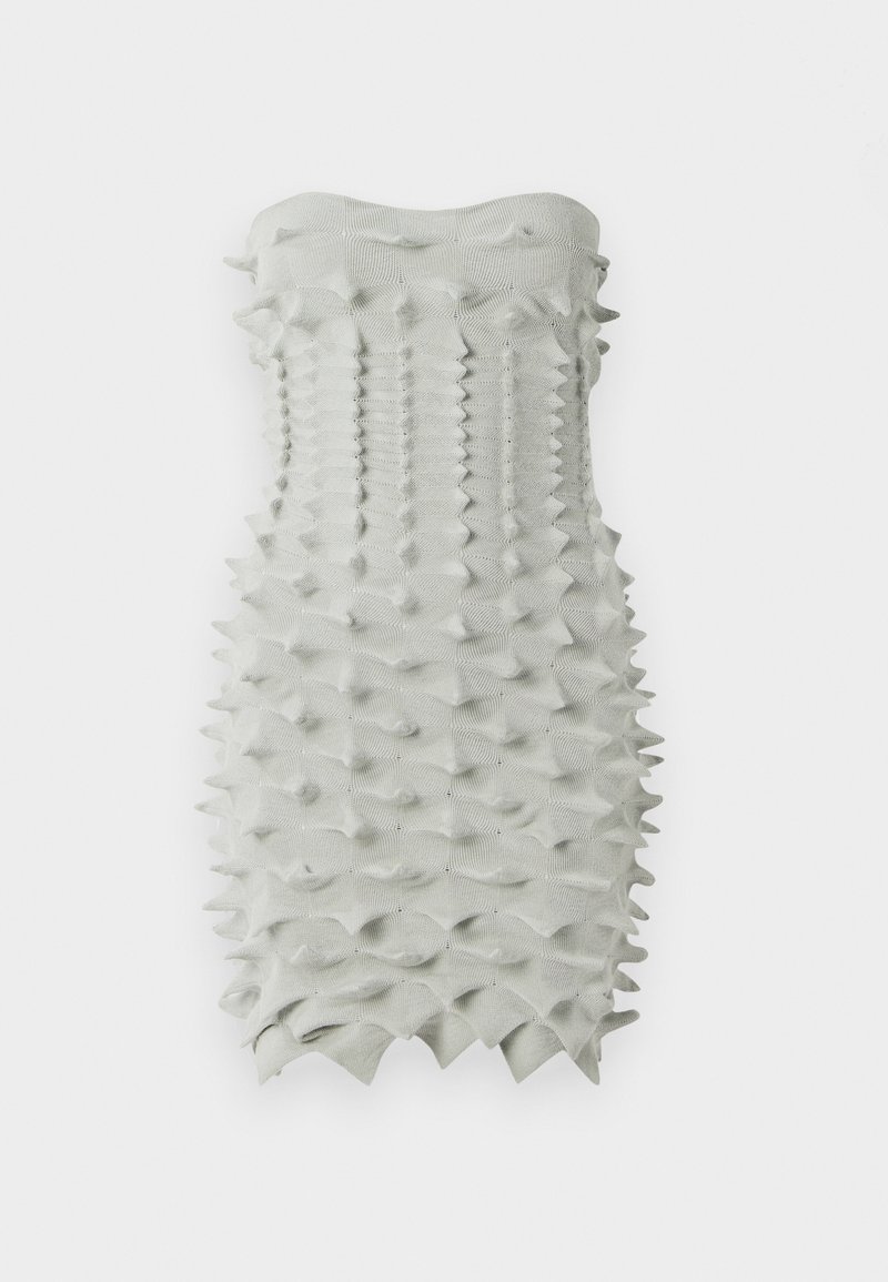 Figurbetontes, trägerloses Kleid aus strukturiertem, hellgrauem Stoff mit einem geometrischen, stacheligen Muster. Glatte obere Kante.