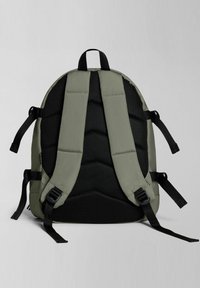Zaino di colore verde oliva con spallacci in rete nera imbottita. Presenta un design curvo e spallacci regolabili. Il materiale sembra resistente con dettagli di cucitura.