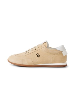 Beige suède sneaker met witte hieltab, bruine rubberen zool, beige veters en zwart "B"-logo aan de zijkant, in zijaanzicht van rechts getoond.