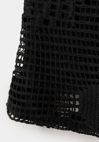 Gros plan d'un tissu en maille noire à tissage ouvert avec des trous carrés et une texture tricotée visible.
