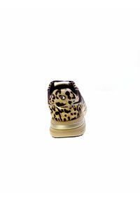Sneaker con tomaia in stampa leopardata marrone e beige, dettagli dorati e un tallone testurizzato con un particolare circolare. Design della suola leggero.