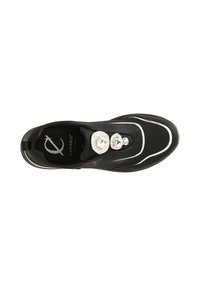 Sneaker atletico nero realizzato in materiale sintetico liscio. Presenta gemme decorative e accenti argentati lungo la parte superiore. Punta arrotondata, design slip-on.