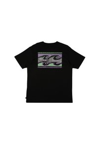 Camiseta de algodón negra con un gráfico colorido de olas en púrpura y verde en la parte posterior, enmarcado por un borde estampado. Mangas cortas.