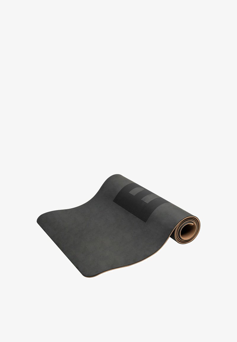 Czarna mata do jogi o gładkiej teksturze, zaokrąglonych krawędziach i kontrastującym gumowym uchwycie. Częściowo zwinięta, ukazująca swoją grubość.