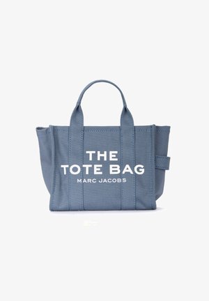 Geantă tote din pânză de culoare albastră deschisă, cu două mânere rezistente, având inscripționat cu litere albe îndrăznețe: "GEANTA TOTE MARC JACOBS" pe față.