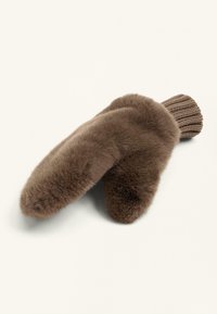 Bordaste umetne rokavice s rebrastimi manšeti, mehka tekstura, zaobljena oblika in gladek zaključek. Akcenti poudarjajo udoben dizajn.