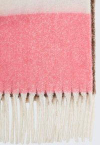 Écharpe rayée rose et blanche avec une texture douce, présentant des bords frangés de couleur écrue et un accent brun uni sur un côté.