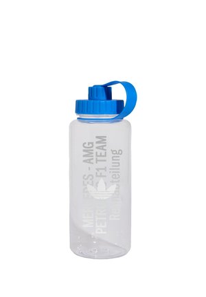Bottiglia d’acqua in plastica trasparente con tappo a vite blu e manico, con testo verticale e logo Adidas bianco sul lato.