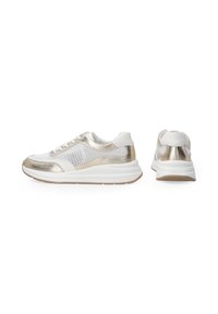 Weißer Sneaker mit goldenen Akzenten, ausgestattet mit einem Obermaterial aus Mesh, strukturierten metallischen Details, runder Zehenpartie und einer gepolsterten Sohle mit einem hellbraunen Profil.
