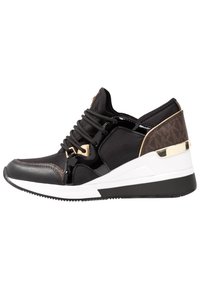Czarne sneakersy z połączeniem gładkich i teksturowanych materiałów. Posiadają złote akcenty, białą podeszwę i obcas o kształcie klinowym. Boczny wzór zawiera logo.