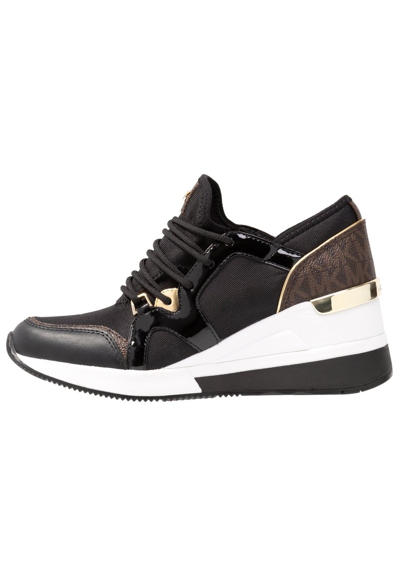 Czarne sneakersy z połączeniem gładkich i teksturowanych materiałów. Posiadają złote akcenty, białą podeszwę i obcas o kształcie klinowym. Boczny wzór zawiera logo.