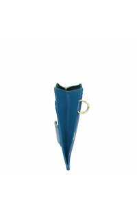 Cyan leren portemonnee met een puntig ontwerp, voorzien van een gouden ring voor bevestiging. Glad oppervlak met zichtbare stiksels.