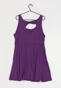 Lila ärmlös klänning med ett strukturerat tyg, med en urklippt rygg, en rosett vid halsen och en fladdrande, vippad kjol.