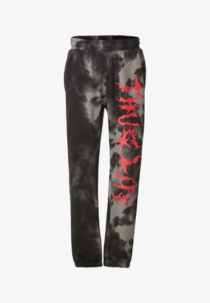 Fekete és szürke batikolt joggers, elasztikus derékkal és piros grafikai mintákkal a bal lábon. Puha anyag és szűkített fazon.