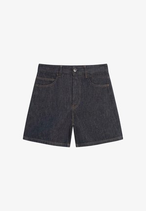 Shorts en denim bleu foncé avec fermeture à bouton, poches avant et coutures contrastées sur fond blanc.