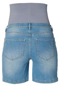 Ljusblå denimshorts med ett högt, mjukt grått midjeband. Har två bakfickor och en rak passform med fåll som slutar vid mitten av låret.