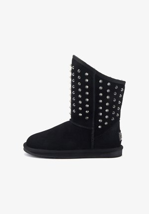 Čierne zamatové čižmy do polovice lýtok so zdobnými striebornými nitmi pozdĺž holennej časti, plochou gumovou podrážkou a prešívanými detailmi. Podšívka pre teplo.