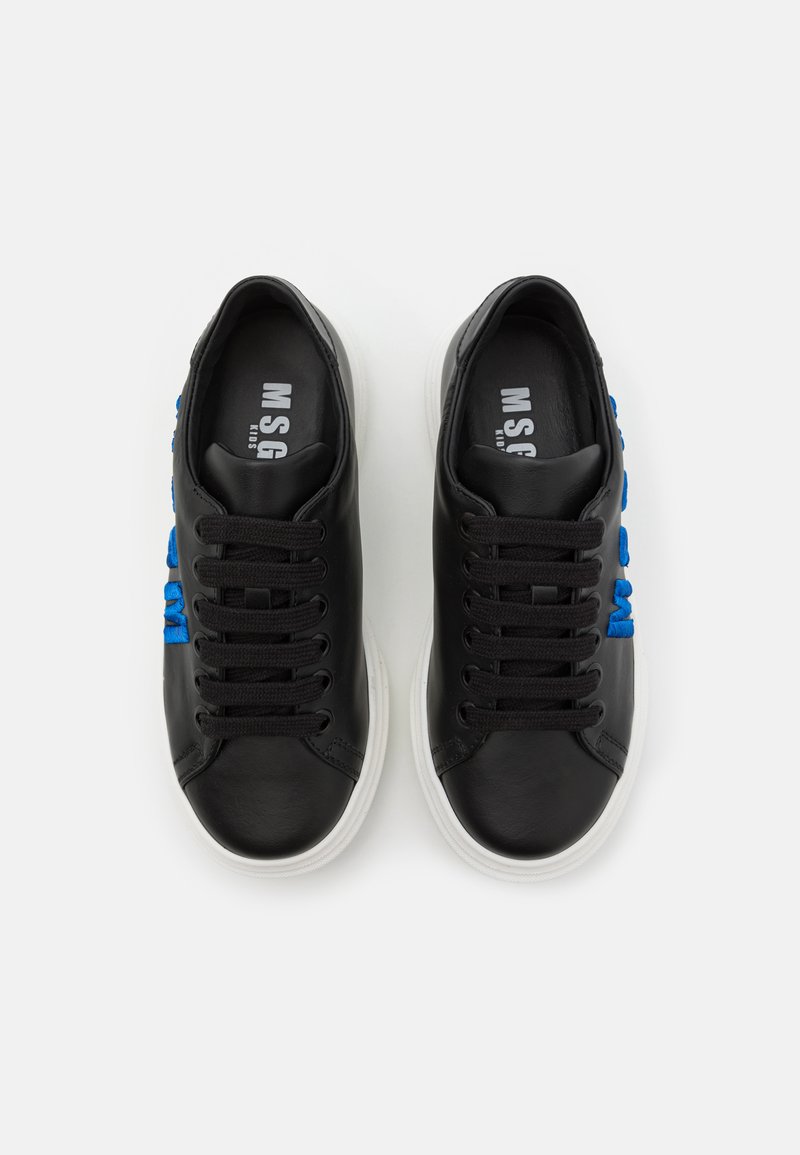Schwarze Ledersneaker mit blauen Akzenten und weißen Gummisohlen. Mit runder Zehenpartie, sechs Ösen und strukturierten Schnürsenkeln.