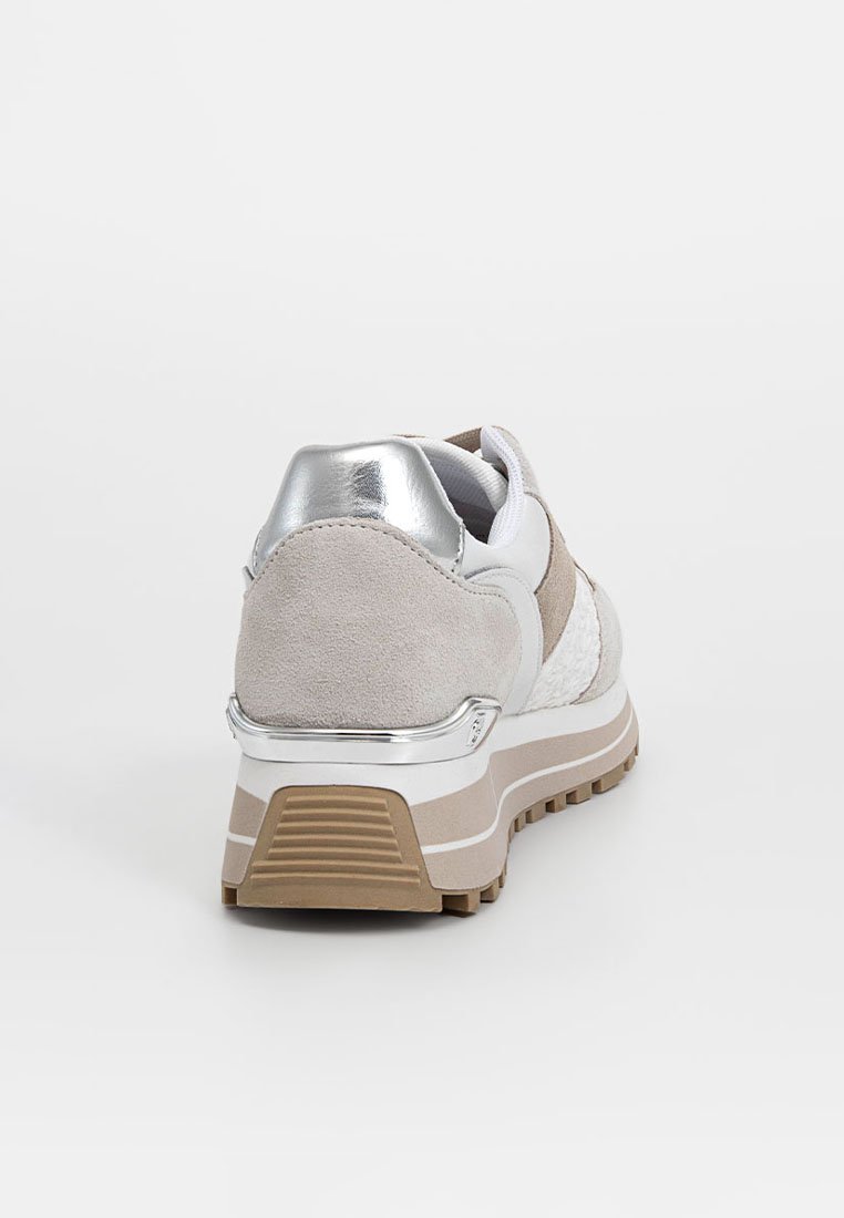 Sneaker grigio chiaro con suede, tessuto testurizzato e dettagli metallici argento. Presenta una spessa suola bianca con un fondo beige decorato.