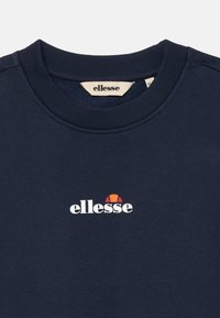Sudadera azul marina con cuello redondo acanalado y logo blanco de "ellesse" con un diseño de semicírculo naranja y rojo centrado en el pecho.