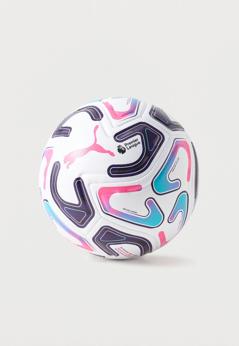 Λευκή μπάλα ποδοσφαίρου Puma Premier League με ροζ, μπλε και μαύρα αφηρημένα σχέδια σε μονόχρωμο φόντο.