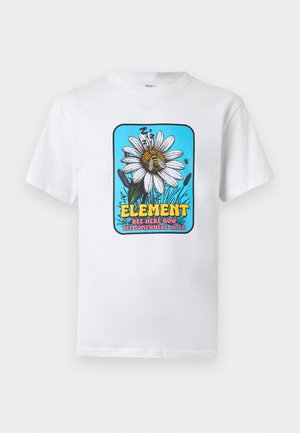 Λευκό T-shirt με μια μεγάλη μαργαρίτα, μια μέλισσα που κοιμάται πάνω στο λουλούδι και το κείμενο "ELEMENT BEE HERE NOW BEE SOMEWHERE LATER" σε μπλε φόντο.