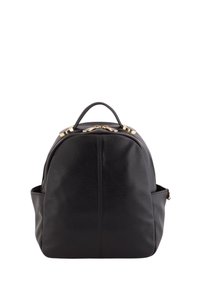 Czarna skórzana plecak o zaokrąglonym kształcie. Posiada górny uchwyt, złote okucia i teksturowane wykończenie. Jedno zapięcie na zamek błyskawiczny.