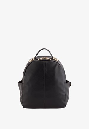 Schwarzer Leder-Rucksack mit runder Form. Mit einem oberen Griff, goldfarbenen Beschlägen und einer strukturierten Oberfläche. Einzelne Reißverschlussöffnung.