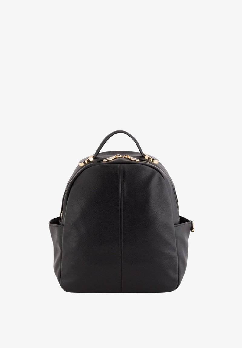 Czarna skórzana plecak o zaokrąglonym kształcie. Posiada górny uchwyt, złote okucia i teksturowane wykończenie. Jedno zapięcie na zamek błyskawiczny.