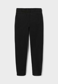 Mustad denim püksid lõdva istuvusega. Omavad elastset vööd ja kahte tagakotti. Sujuv tekstuur klassikalise silueti jaoks.