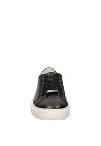 Sneaker in pelle nera con punta liscia, lati testurizzati, suola bianca e lacci neri. Logo del marchio visibile sul lato.
