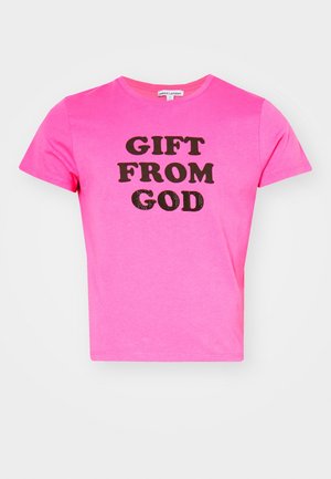 Knallig pinkes T-Shirt mit kurzen Ärmeln und schwarzem fettem Text "GIFT FROM GOD" auf der Vorderseite, rundem Halsausschnitt und figurbetontem Schnitt.