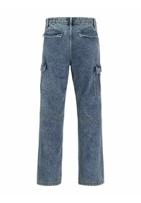 Pantaloni cargo in denim di colore azzurro chiaro con una vestibilità rilassata, caratterizzati da numerose tasche laterali, una vita elastica e dettagli di cucitura a contrasto.