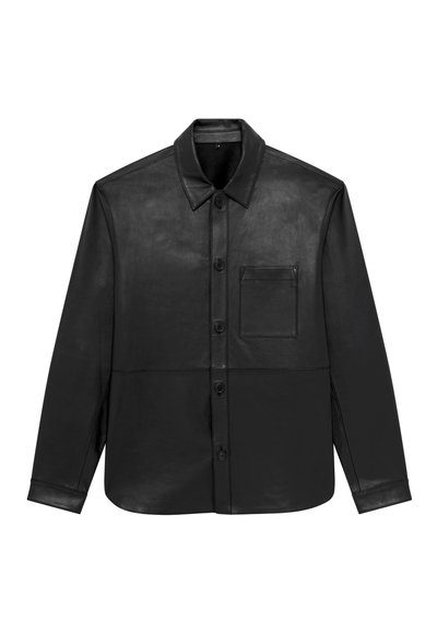 Giacca camicia in pelle nera con chiusura a bottoni, colletto, maniche lunghe e taschino sul petto. Texture liscia e design minimalista.