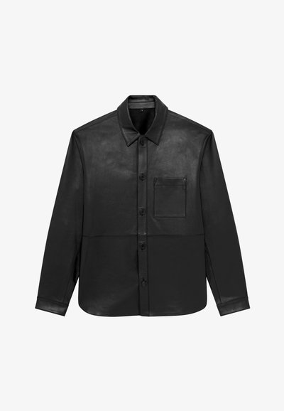Zwarte leren overhemdjack met een knoopsluiting aan de voorkant, een kraag, lange mouwen en een borstzak. Soepele textuur en minimalistisch design.