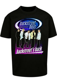 Musta t-paita, jossa on graafinen printti musiikkiryhmästä. Teksti kuuluu "Backstreet Boys" ja "Backstreet's Back" värikkäillä fonteilla.