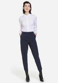 Taifun VERKÜRZT KNITTERARME 7/8 SLIM - Stoffhose - navy
