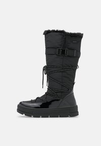 Musta talvijalkine, joka ulottuu nilkkaan, joissa on tekoturkistukku, säädettävä sivusolkki, ympäri kiertävät nauhat, kiiltävä kärki ja tekstuuripintainen kumipohja.