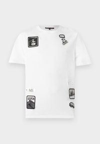 Balta kokvilnas T-krekls ar īsām piedurknēm, uz kura ir dažādu melnu un pelēku pleķu raksti, tostarp "Aspen" un kalnu dizaini, kā arī logotipu akcenti.