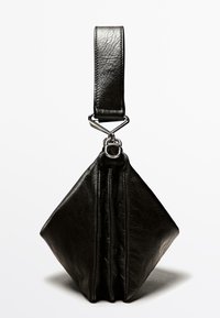 Borsa a pochette in pelle nera con ampio cinturino da polso e chiusura in metallo silver, appesa su sfondo bianco.
