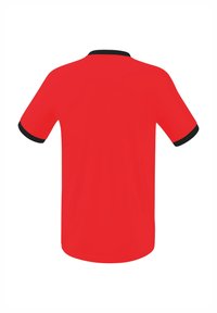 Rode t-shirt met zwarte kraag en accenten op de mouwen. Korte mouwen, rechte zoom en een gladde textuur. Geen zichtbare logo's of patronen.